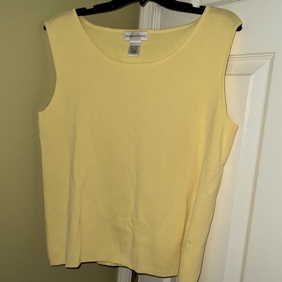 Nwot Women’s stylish sleeveless shell. Great summer top. Accessorize to dress up - Picture 1 of 2